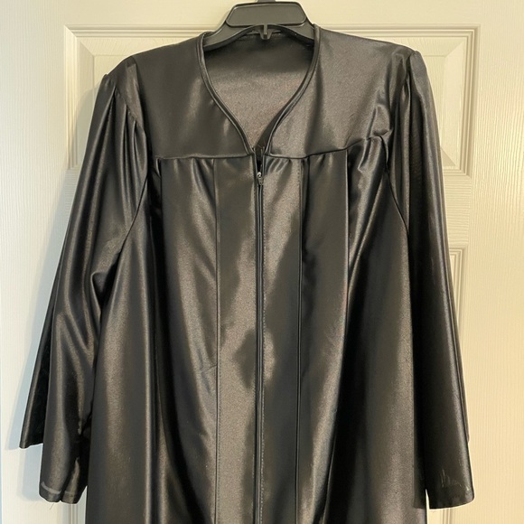 Black graduation gown. - Picture 2 of 4